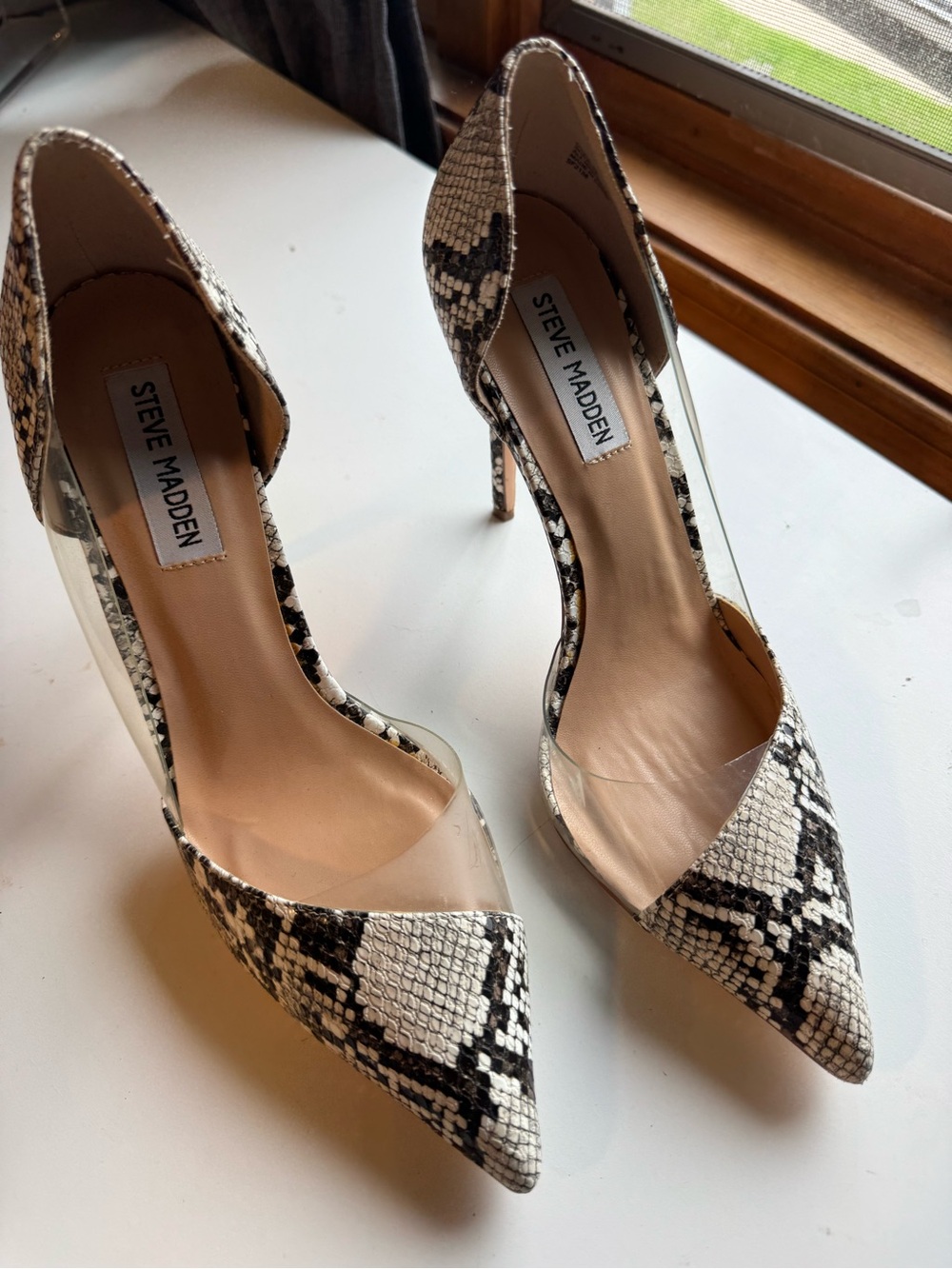 Steve Madden Womens Snake-Print Pointed Toe Pump in Black &  white size 8.